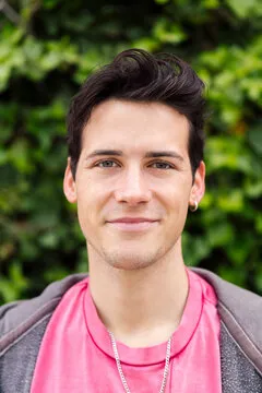 第一步：访问官方网站